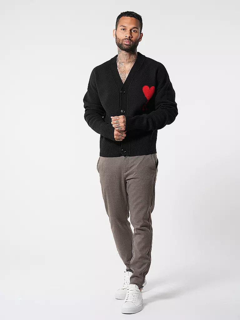 AMI PARIS | Cardigan
Marque : AMI PARIS
Couleur : noir
Catégories : Mode, Homme
Tags : Conseil mode

Longueur des manches : Manches longues
Encolure : Col en V
Matière : Laine vierge, Tricot
Motif : Logo
Coupe (vêtement d'extérieur) : Ample
Style : Tendance | Noir