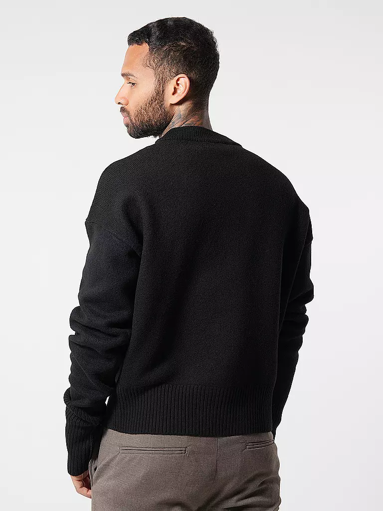 AMI PARIS | Cardigan
Marque : AMI PARIS
Couleur : noir
Catégories : Mode, Homme
Tags : Conseil mode

Longueur des manches : Manches longues
Encolure : Col en V
Matière : Laine vierge, Tricot
Motif : Logo
Coupe (vêtement d'extérieur) : Ample
Style : Tendance | Noir