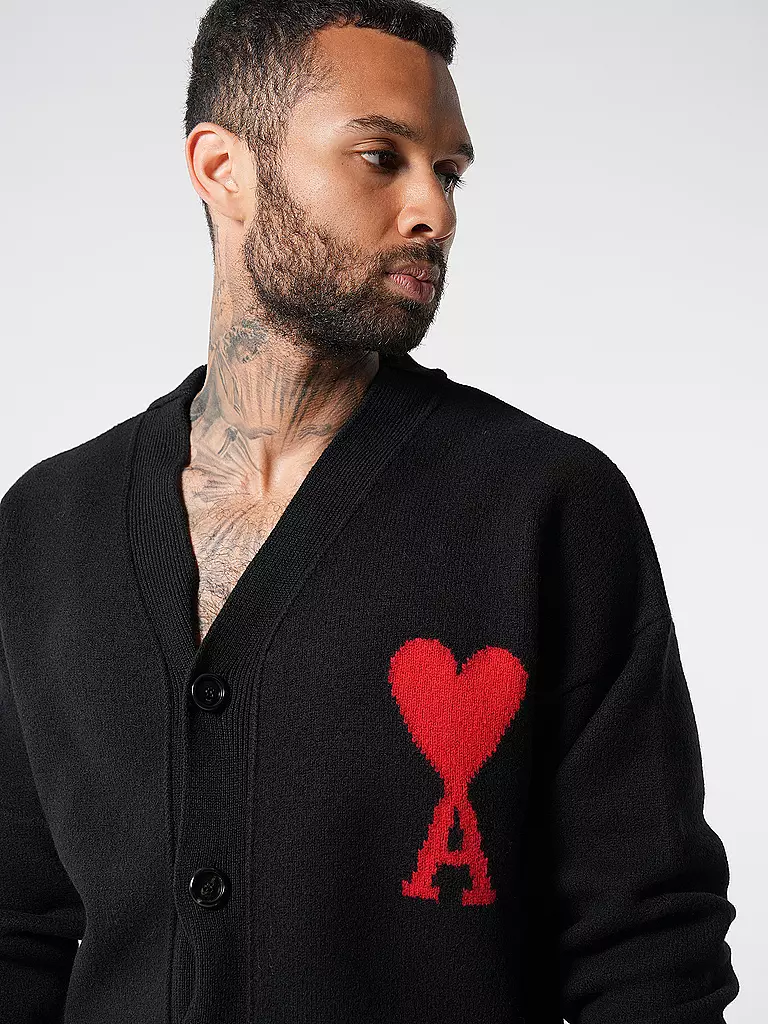 AMI PARIS | Cardigan
Marque : AMI PARIS
Couleur : noir
Catégories : Mode, Homme
Tags : Conseil mode

Longueur des manches : Manches longues
Encolure : Col en V
Matière : Laine vierge, Tricot
Motif : Logo
Coupe (vêtement d'extérieur) : Ample
Style : Tendance | Noir