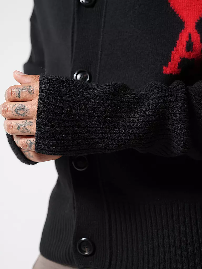 AMI PARIS | Cardigan
Marque : AMI PARIS
Couleur : noir
Catégories : Mode, Homme
Tags : Conseil mode

Longueur des manches : Manches longues
Encolure : Col en V
Matière : Laine vierge, Tricot
Motif : Logo
Coupe (vêtement d'extérieur) : Ample
Style : Tendance | Noir