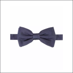 Eine marineblaue Fliege mit passendem Band, die vor einem schlichten weißen Hintergrund präsentiert wird.