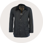 Eine dunkel gefärbte, langärmelige, gewachste Jacke mit Knopfleiste, zwei großen Vordertaschen und einem karierten Innenfutter auf hellem Grund.