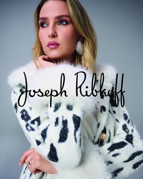 Une femme portant un manteau en fausse fourrure blanche à pois noirs pose, pensive. Le nom "Joseph Ribkoff" est écrit en noir au-dessus de l'image.