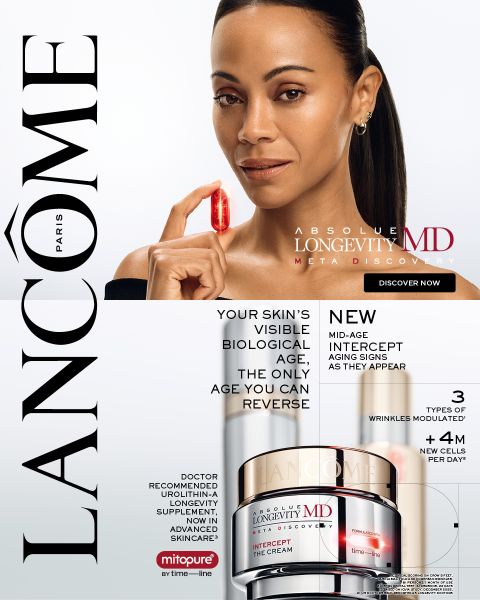 Une femme tient une capsule rouge à côté de son visage, à côté de produits de soin Lancôme et d'un texte faisant la promotion de « Absolue Longevity MD » et soulignant son effet anti-âge.