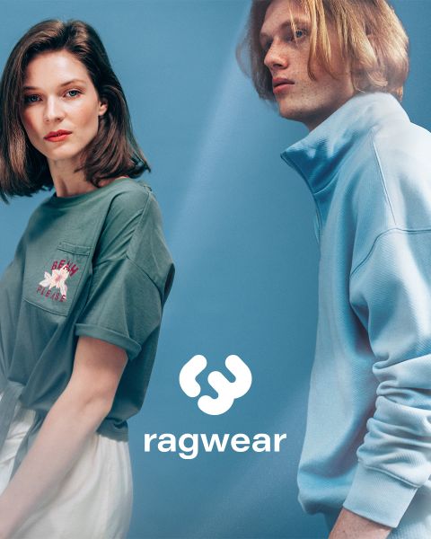 Sur un fond bleu, une femme portant un t-shirt vert avec l'inscription "BE NICE PLAENT" et des fleurs, et un homme portant un pull zippé bleu clair. En dessous d'eux, l'inscription "Ragwear" avec un logo.