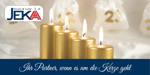 Quatre bougies dorées allumées avec un arrière-plan flou et des sacs blancs avec des chiffres. Le texte est « Jeka Kerzen & Licht » et « Votre partenaire pour tout ce qui concerne la bougie ».