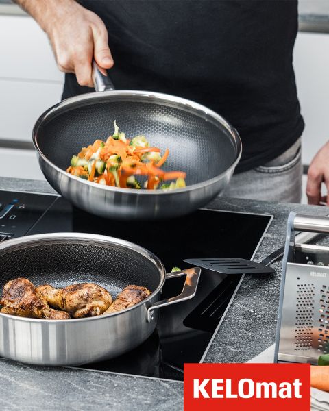Une personne fait revenir des légumes dans une poêle sur une cuisinière, tandis qu'une autre poêle contenant du poulet cuit se trouve à proximité. Le logo KELOmat est visible dans le coin.