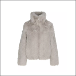 Eine hellgraue Kunstpelzjacke mit hohem Kragen und langen Ärmeln, die vor einem schlichten weißen Hintergrund präsentiert wird. Die Jacke verfügt über einen Front-Reißverschluss und eine weiche, flauschige Textur.