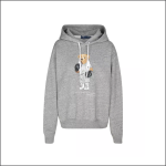 Ein graues Kapuzensweatshirt mit der Illustration eines Bären, der Boxhandschuhe, eine Jogginghose und einen Kapuzenpullover mit der Aufschrift "Polo" trägt. Der Kapuzenpullover hat weiße Kordelzüge und eine lockere Passform.