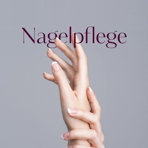 Gros plan sur deux mains élégamment posées avec des ongles manucurés devant un fond gris. Au-dessus des mains, le mot « Soins des ongles » est écrit en violet.