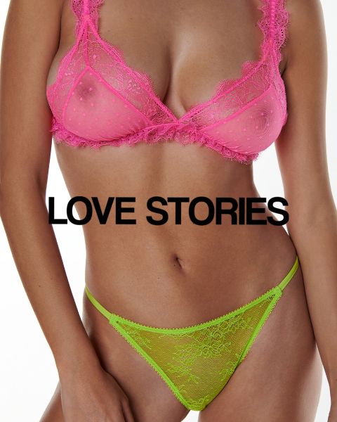 Une personne porte un soutien-gorge en dentelle rose et une culotte en dentelle verte. Le texte "LOVE STORIES" est superposé à l'image. Le fond est blanc.