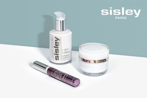 Une collection de produits de soin de la peau de Sisley Paris sur une surface claire. Comprend un flacon pompe étiqueté « Émulsion écologique », un petit tube violet et un pot blanc avec un couvercle en métal. Le logo de la marque s'affiche dans le coin supérieur droit.