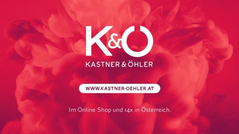 Roter Hintergrund mit weißem Text, auf dem „K&O Kastner & Öhler“ und ihre Website „www.kastner-oehler.at“ stehen. Der Text erwähnt ihren Online-Shop und 14 Standorte in Österreich. Das Design enthält ein wolkenähnliches abstraktes Muster.