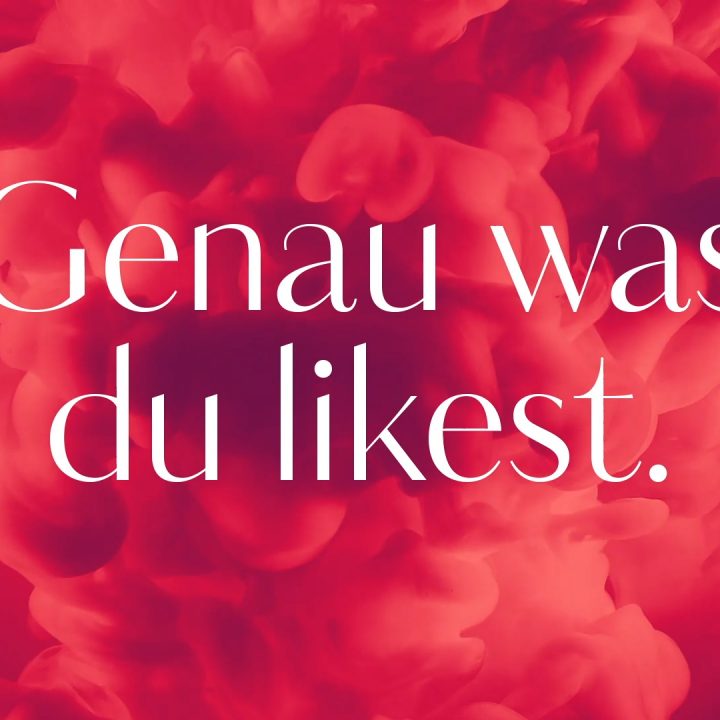 L'image montre la phrase "Exactement ce que tu aimes" en élégante écriture blanche sur un fond rouge ressemblant à des nuages.