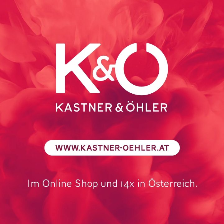 Une image rouge vif avec un effet de fumée tourbillonnante, avec le logo « K&O Kastner & Öhler » et le site web « www.kastner-oehler.at » en texte blanc. Le texte en bas indique « Dans la boutique en ligne et 14 fois en Autriche. »