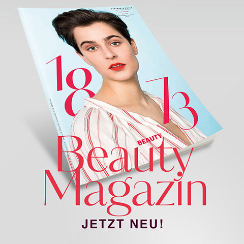 Une couverture de magazine intitulée « Beauty Magazin » montre une personne aux cheveux courts et au rouge à lèvres rouge, portant un haut rayé blanc et rouge. L'arrière-plan est bleu clair. En dessous, on peut lire le texte « Nouveau ! ».