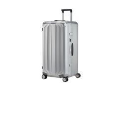 Une valise rigide argentée à quatre roues avec une poignée télescopique noire, debout sur un fond blanc.