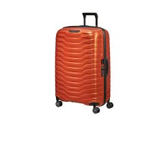 Valise rigide orange avec motif texturé, poignée noire et quatre roues, présentée sur fond blanc.