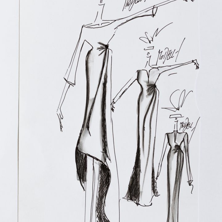 Croquis de mode de trois silhouettes portant des robes asymétriques élégantes en tissu fluide et de grands chapeaux. Les dessins sont réalisés à l'encre noire sur papier blanc, mettant en valeur des poses dynamiques et des lignes spectaculaires.