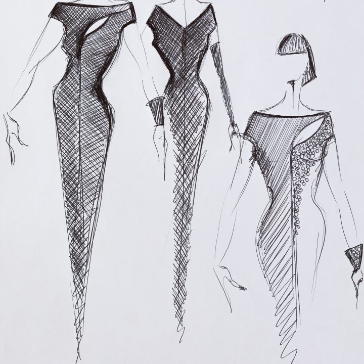 Croquis de mode présentant trois robes de soirée élégantes. Les designs mettent en valeur différentes encolures, longueurs de manches et ornements. Les tailles indiquées sur le côté sont 36/38, 40/42, 44. Dessiné à l'encre noire sur papier blanc.