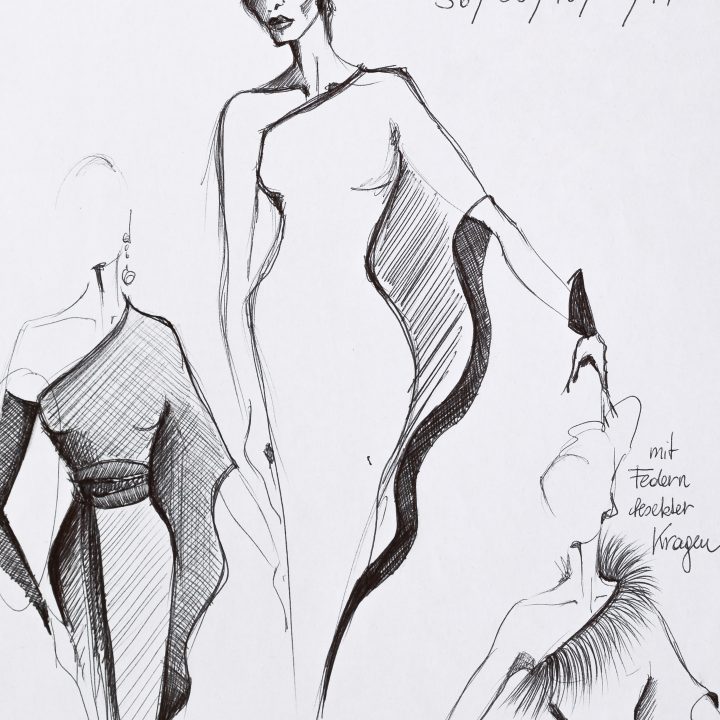 Croquis de mode de robes de soirée élégantes aux lignes fluides et aux accents de plumes. Les designs comprennent des modèles à une épaule, des cols spectaculaires et sont numérotés avec différentes tailles européennes.