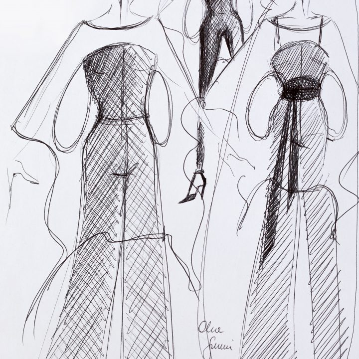 Croquis de mode présentant trois silhouettes féminines portant différentes tenues. L'une porte une combinaison à jambes larges, une autre une robe moulante et la troisième un ensemble ceinturé. Les dessins sont réalisés avec des lignes audacieuses et des hachures pour la texture.