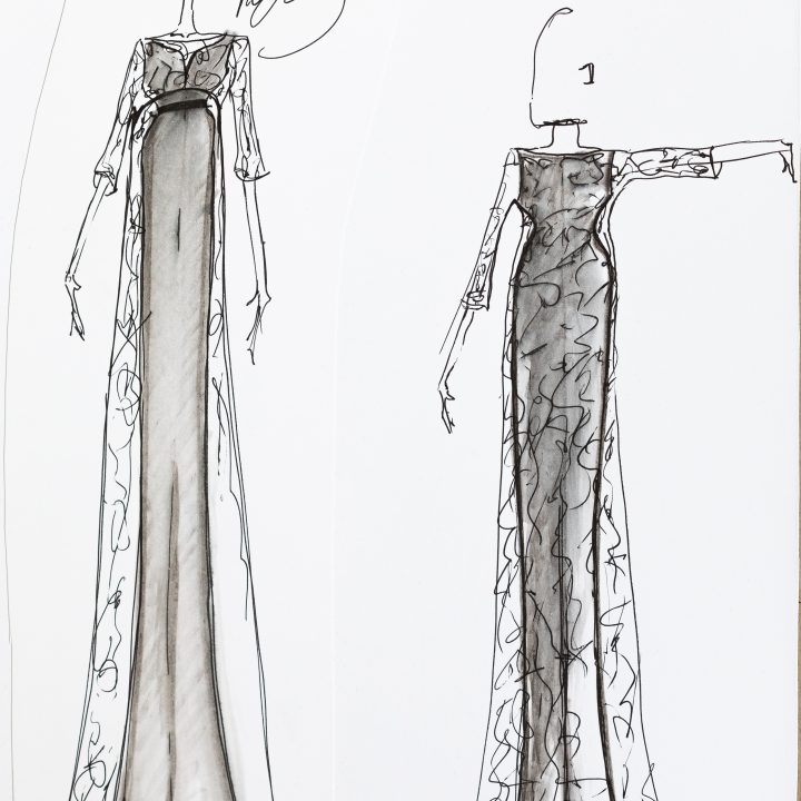 Croquis de mode de deux robes aux silhouettes longues et fluides et aux manches courtes. Les deux modèles présentent des détails complexes en dentelle et des encolures hautes. Le croquis de gauche montre une vue de profil, tandis que celui de droite montre une vue de face.