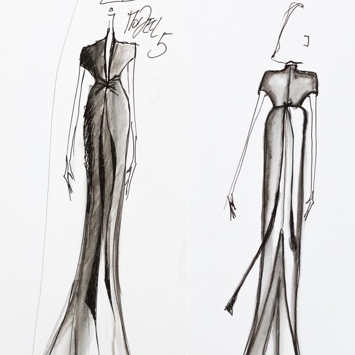 Croquis de mode de deux robes de soirée. Le modèle de gauche présente une silhouette fluide et structurée avec des accents d'épaule prononcés et un long décolleté. Le modèle de droite comprend une taille cintrée avec une jupe fluide. Les deux sont dans des tons monochromes.