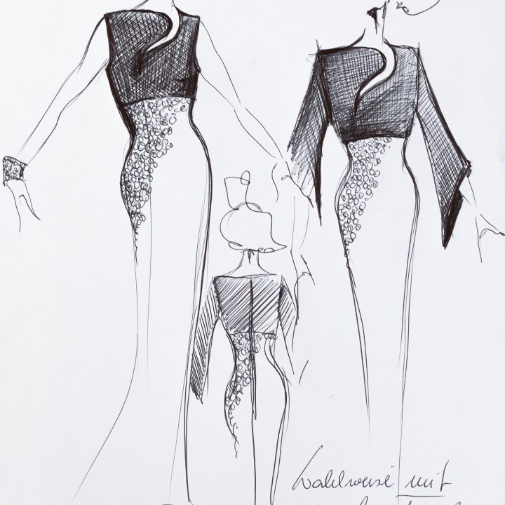 Croquis de mode d'une longue robe élégante avec des détails en dentelle florale. Le design présente des variations de la robe avec et sans manches, représentées de face et de dos. Des notes manuscrites accompagnent les croquis.