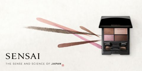 Palette de maquillage avec quatre ombres à paupières dans des tons terre et deux petits pinceaux, étiquetée « Sensai ». L'arrière-plan présente une représentation artistique de coups de pinceau dans des couleurs assorties. Texte : « Le sens et la science du Japon. »