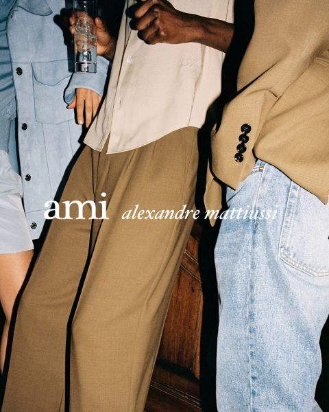 Trois personnes proches les unes des autres, portant des tenues élégantes, l'une tenant une boisson à la main. Le texte "ami alexandre mattiussi" est superposé à l'image en lettres blanches. On ne voit pas leurs visages.