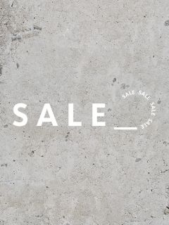 Fond minimaliste gris en béton avec le mot « SALE » en gras et en blanc. Le texte « SALE » répété en cercle dans le coin ajoute un intérêt visuel.