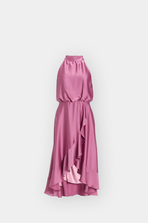 Robe nuisette en satin rose sans manches, cintrée à la taille et dotée d'un ourlet asymétrique à volants, présentée sur un fond blanc uni.