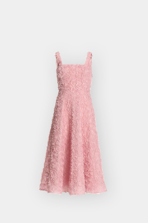 Robe rose sans manches avec encolure carrée, corsage ajusté et jupe évasée recouverte de détails de tissu texturés en forme de rose.