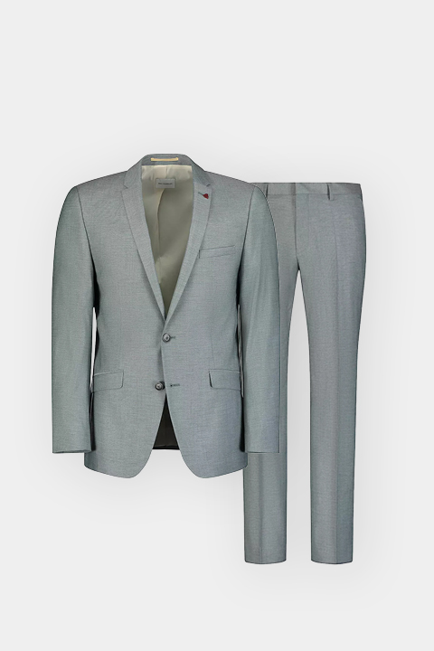 Costume deux pièces gris clair pour homme avec blazer à simple boutonnage et pantalon assorti sur fond blanc uni.