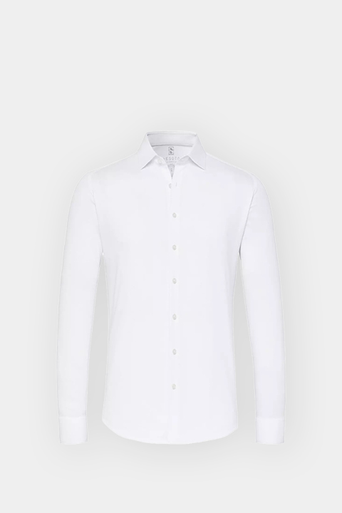 Une chemise blanche unie à manches longues et boutonnée avec un col sur fond blanc.