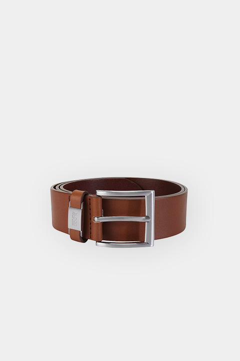 Une ceinture en cuir marron avec une boucle rectangulaire argentée, enroulée en cercle sur un fond blanc uni.