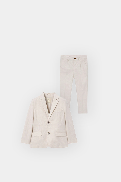 Ensemble de costume beige pour enfant avec blazer à simple boutonnage et pantalon assorti, le tout sur fond blanc.