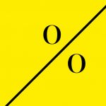 Auf einem gelben Hintergrund ist das Bild durch eine große diagonale schwarze Linie unterteilt. Oben links und unten rechts sind jeweils ein Kleinbuchstabe „o“ und ein Prozentzeichen „%“ zu sehen, beide in Schwarz.