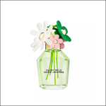 Ein Flakon des Parfums Daisy Wild von Marc Jacobs mit grüner Flüssigkeit und einer Kappe, die mit weißen, rosa und grünen Gänseblümchen verziert ist.