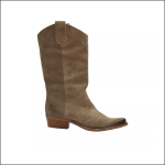 Ein einzelner brauner Cowboystiefel aus Wildleder mit halbhohem Absatz und spitzer Spitze, dargestellt im Seitenprofil vor einem schlichten weißen Hintergrund.