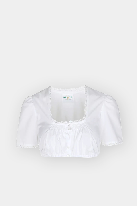 Blouse blanche à manches courtes avec encolure carrée, garniture en dentelle et boutons sur le devant, représentée sur un fond clair et uni.