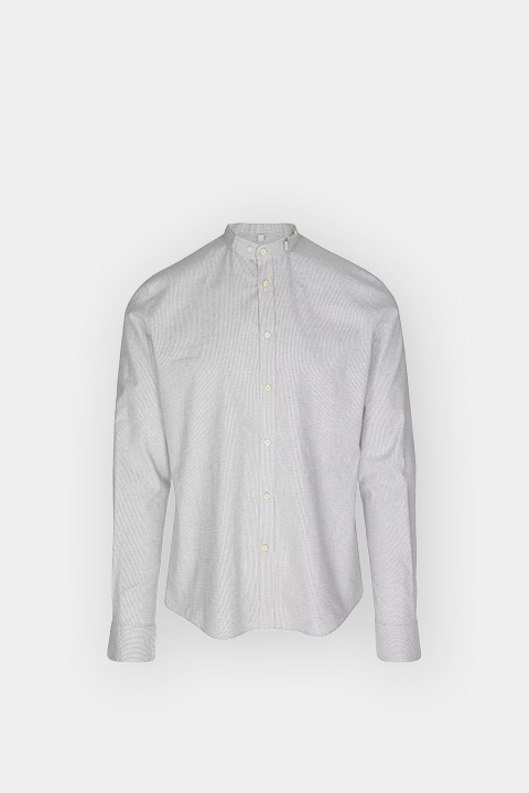 Chemise boutonnée à manches longues gris clair avec col montant sur fond blanc uni.