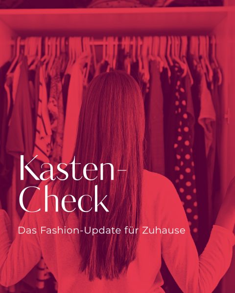 Une personne aux cheveux longs se tient devant une armoire ouverte pleine de vêtements sur des cintres. L'image est recouverte de rouge avec le texte "Kasten-Check" et "La mise à jour mode pour la maison".