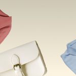 Un sac à main beige, une chemise rose pliée et un polo bleu plié sont disposés devant un fond beige clair. Les articles sont disposés en diagonale et partiellement visibles depuis les coins.