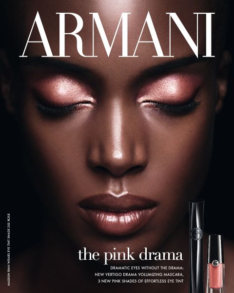 Gros plan d'un mannequin avec un maquillage des yeux rose scintillant. Le texte dit : « ARMANI - le drame rose », avec des produits de mascara et de fard à paupières illustrés à côté.