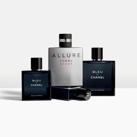 Trois flacons de parfum sont exposés. Au centre, un grand flacon de « Allure Homme Sport » de Chanel, flanqué de deux flacons de « Bleu de Chanel ». Les flacons sont élégamment disposés devant un fond neutre.