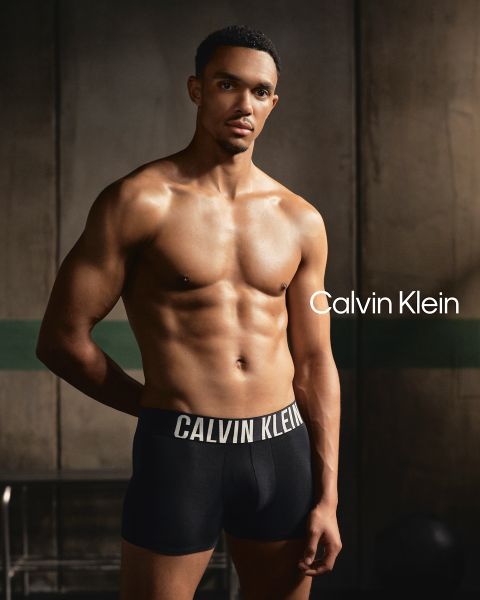 Un homme pose pour une photo.