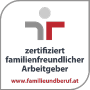 Logo mit einem stilisierten Symbol mit grauen und roten Elementen. Der Text lautet „zertifiziert familienfreundlicher Arbeitgeber“, ganz unten steht die Website „www.familieundberuf.at“.