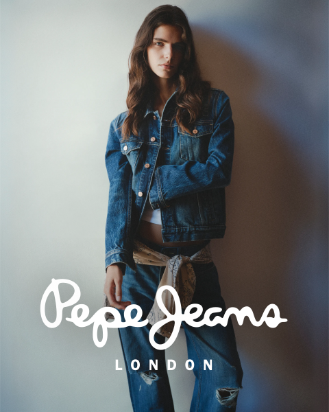 Une femme en veste et jean en denim pose devant un fond neutre, le logo « Pepe Jeans London » est affiché dans la partie inférieure de l'image.